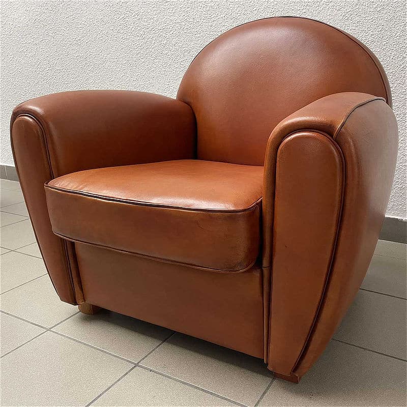 fauteuil en cuir qui à l'air neuf rénover par la sellerie moillo