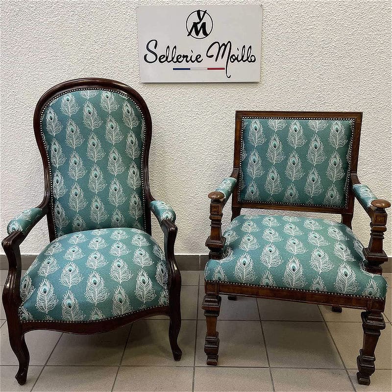 fauteuil rénover en bleu par la sellerie moillo