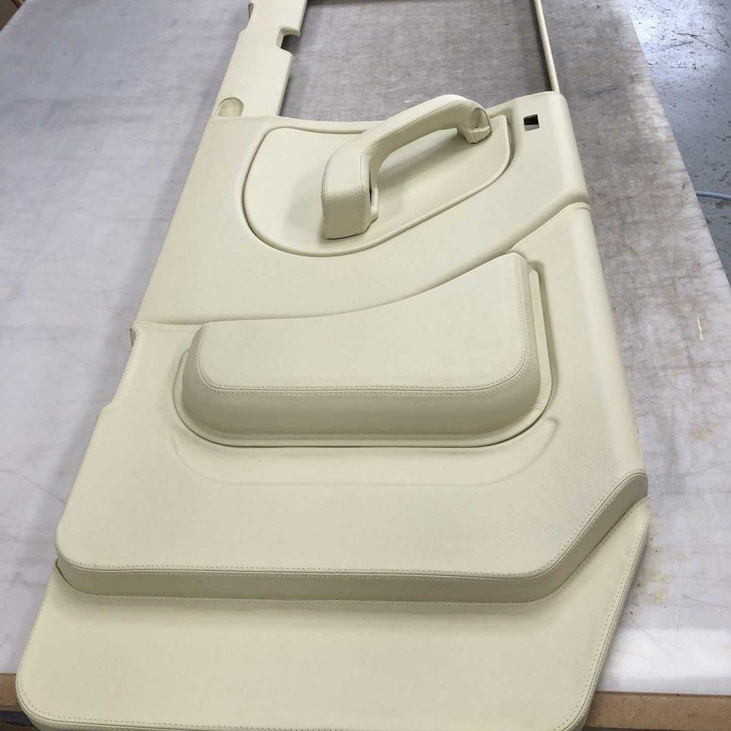 réparation d'une porte de camping-car en cuir par sellerie moillo