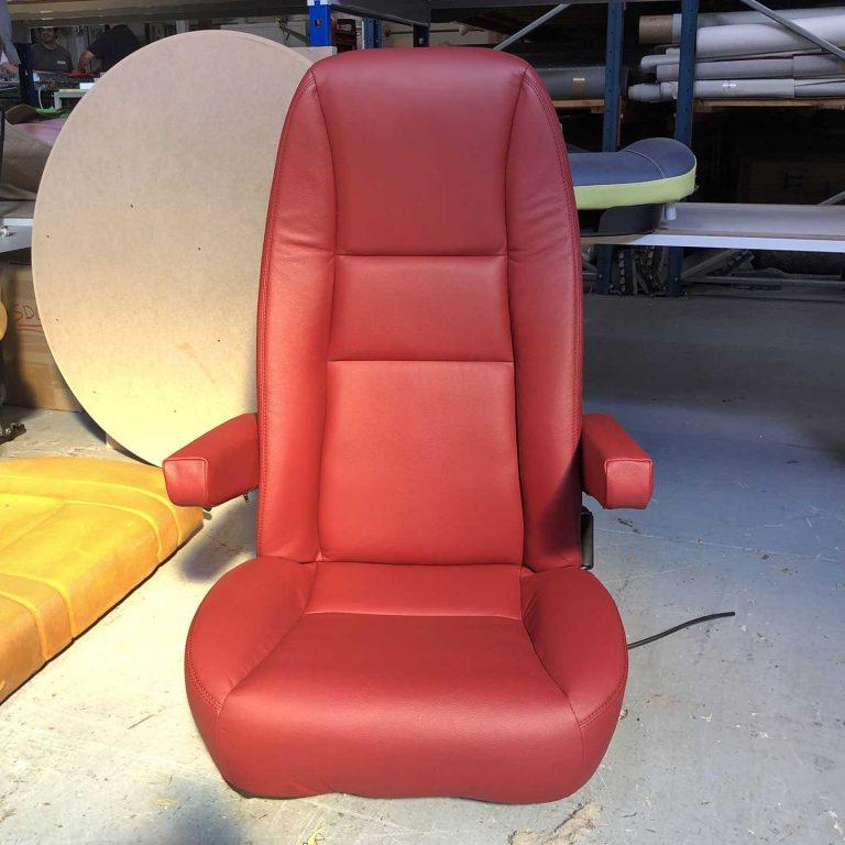 siège rouge de poids-lourd , de camion ou d'utilitaire