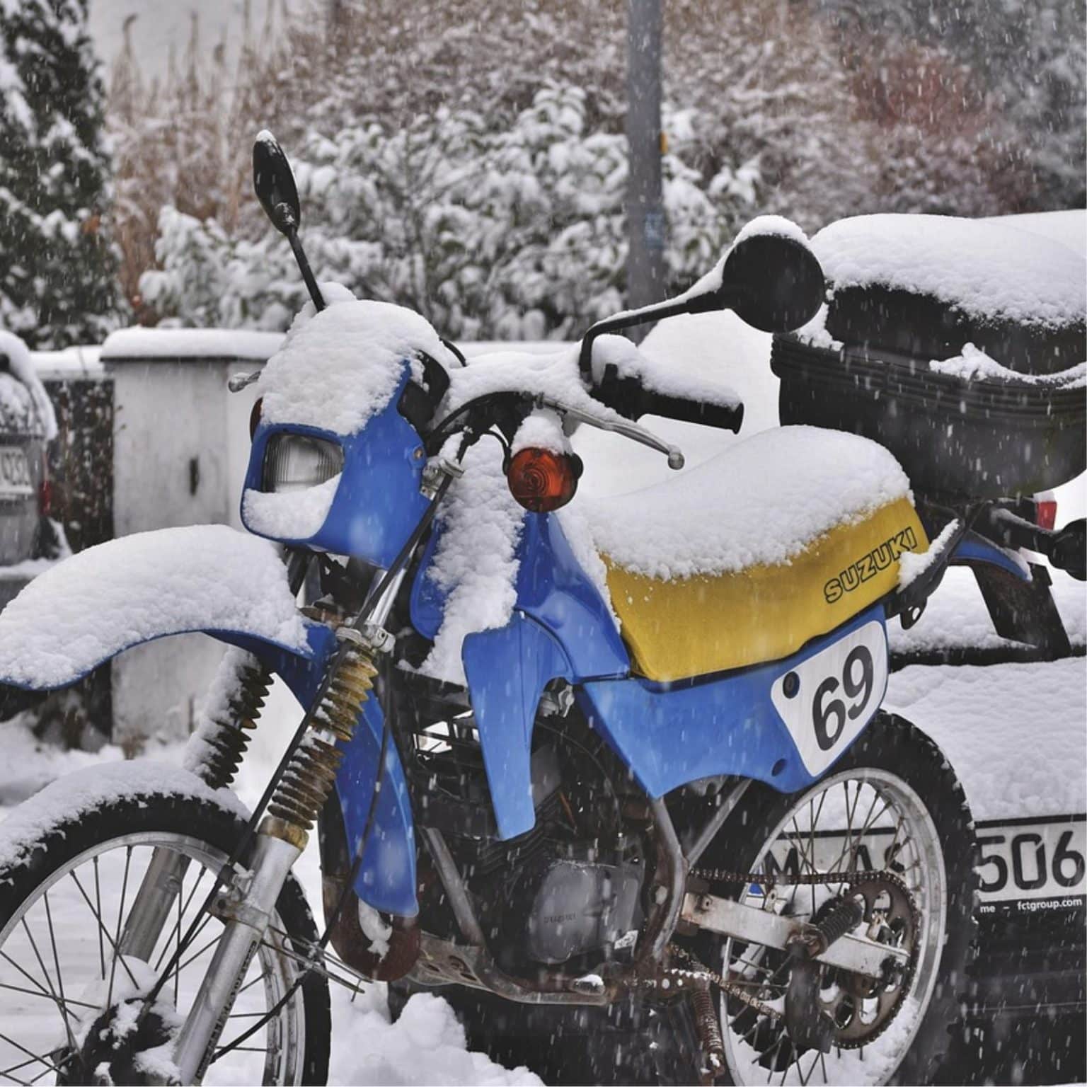 moto sous la neige