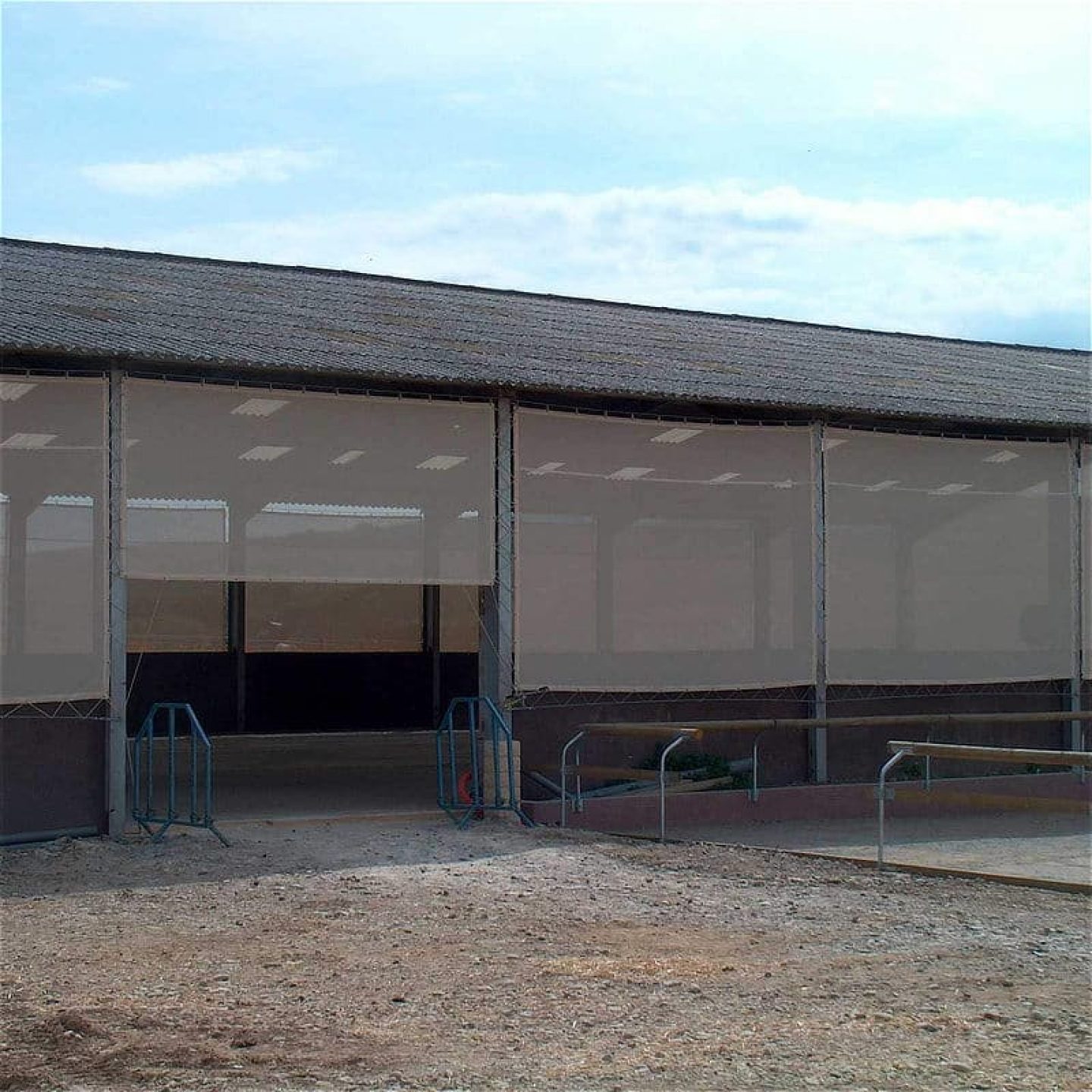 bâches sur mesure 3 3 bache-protection-centre-equestre-slider