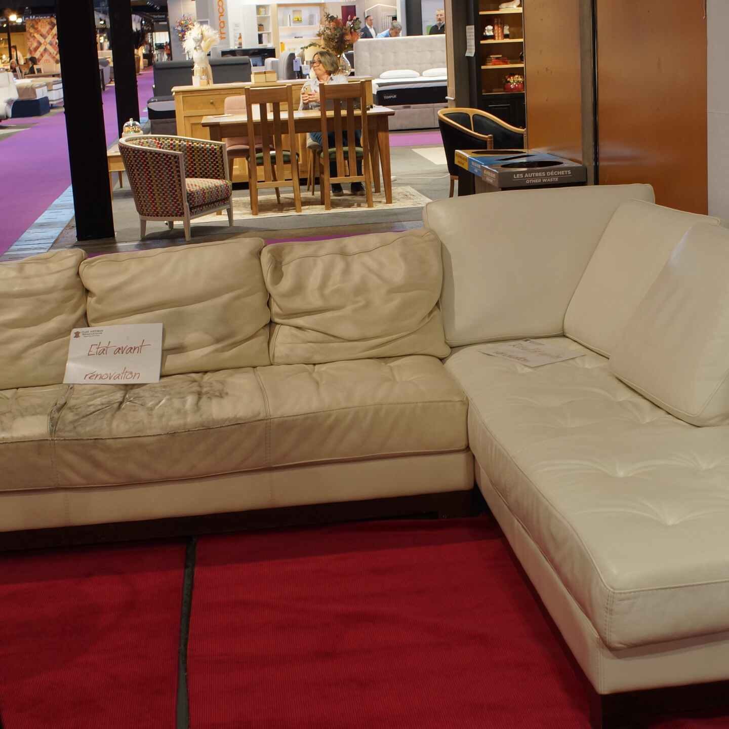 Foire de Lyon 2025 4 4 canapé blanc abimé et rénové en cuir