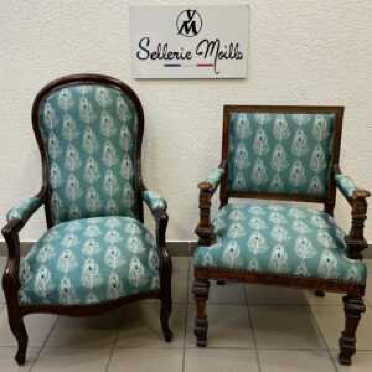 fauteuil rénover en bleu par la sellerie moillo