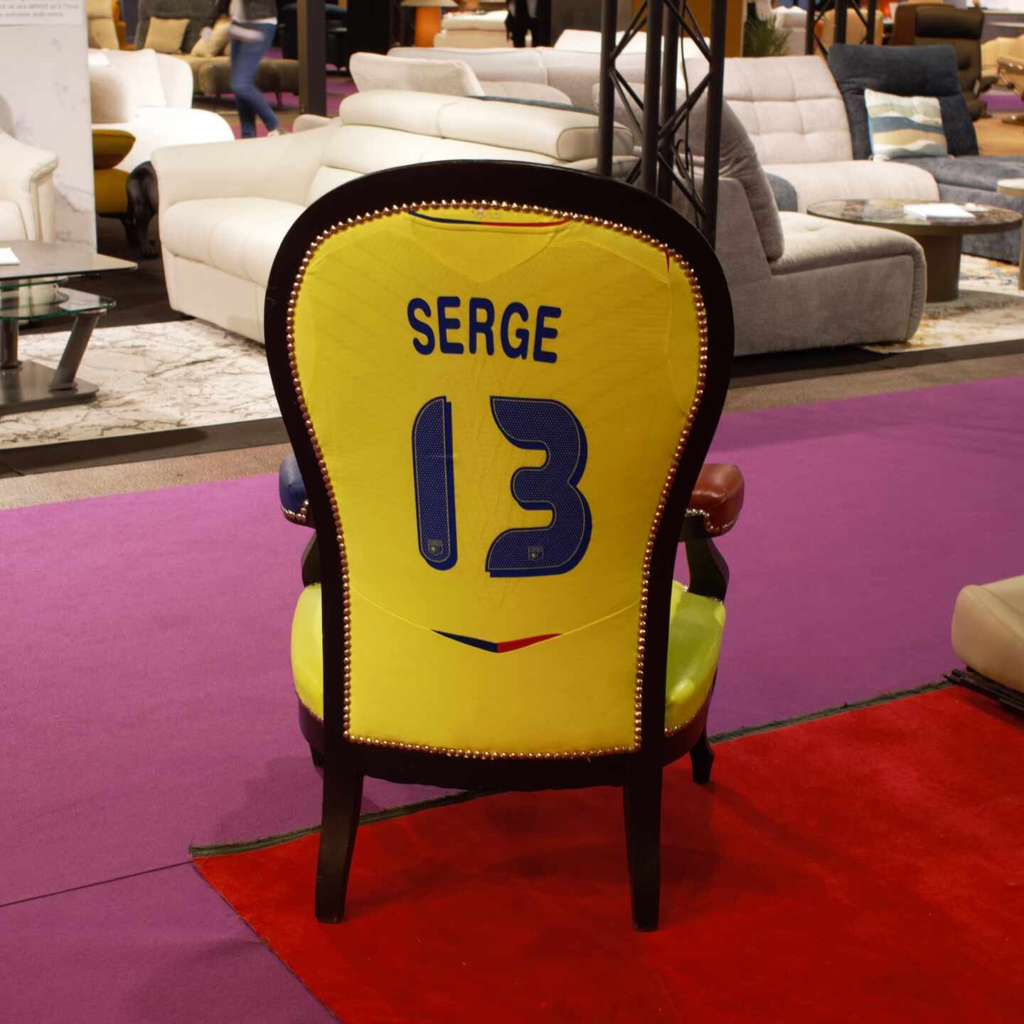 Foire de Lyon 2025 3 3 siège rénover par cuir artisan rénovateur et sellerie moillo siège Olympique lyonnais signé