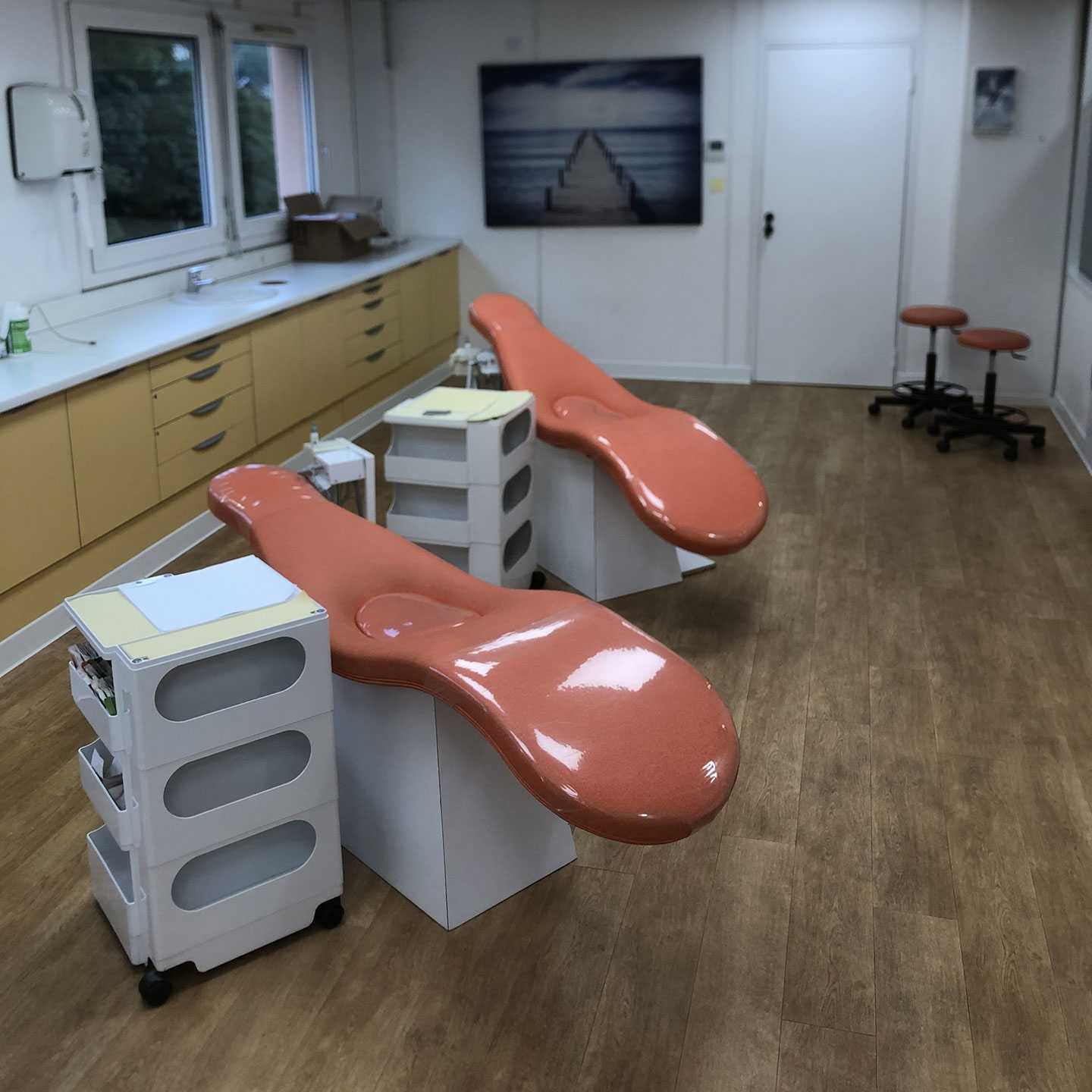 sièges dentiste médical orange par la sellerie moillo