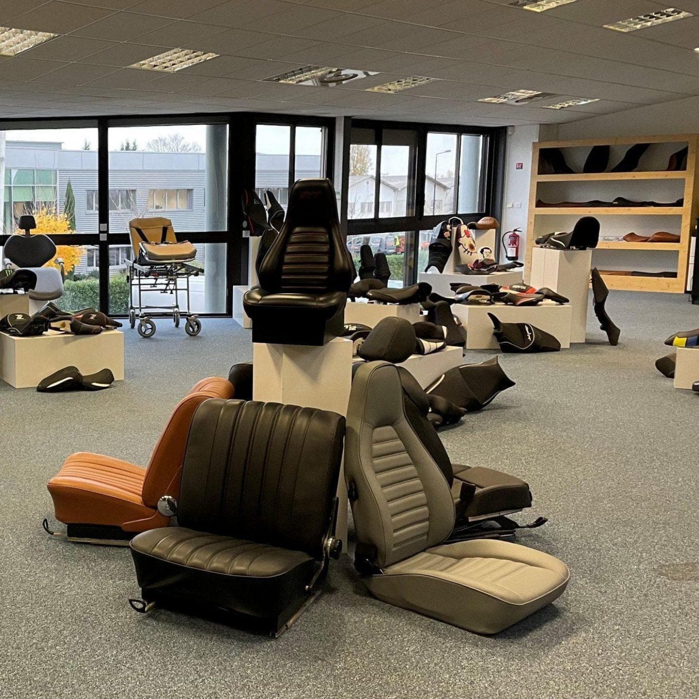 showroom de la sellerie moillo avec siège automobile fabriqué sur mesure